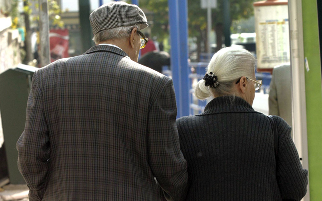 Η κρίση κόβει δύο χρόνια ζωής