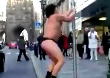 Βρήκε το χειρότερο μέρος για στριπτίζ
