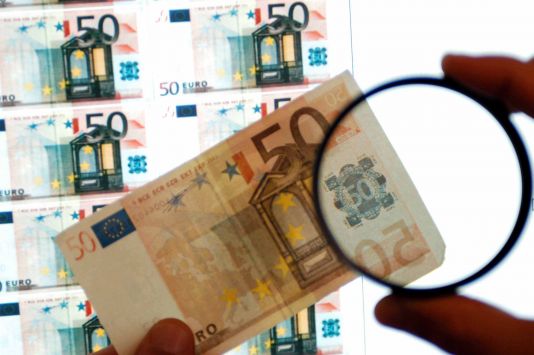 «Μοίρασε» πλαστά ευρώ στην Αιτωλοακαρνανία