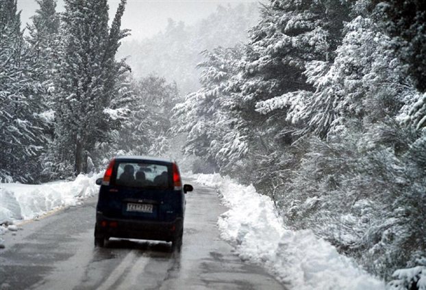 Μόνο με αλυσίδες η κίνηση στη λεωφόρο Πάρνηθος