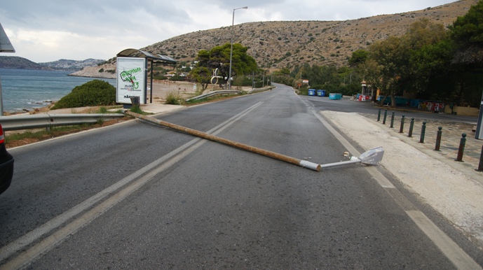 Κολόνα έπεσε στη μέση του δρόμου!