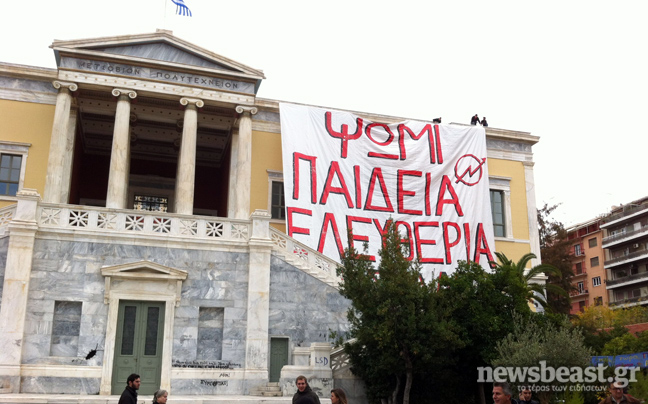 Συνεχίζεται η κατάθεση στεφάνων στο Πολυτεχνείο