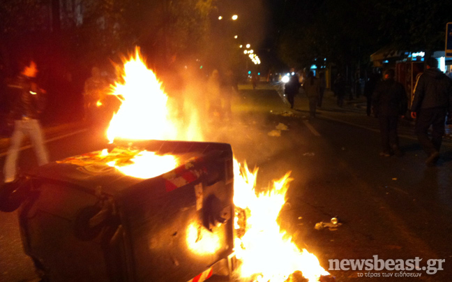 Μολότοφ και δακρυγόνα στην αμερικανική πρεσβεία