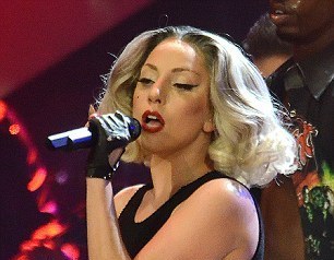 Η Lady Gaga παραχωρεί τα μισά κέρδη στον πατέρα της