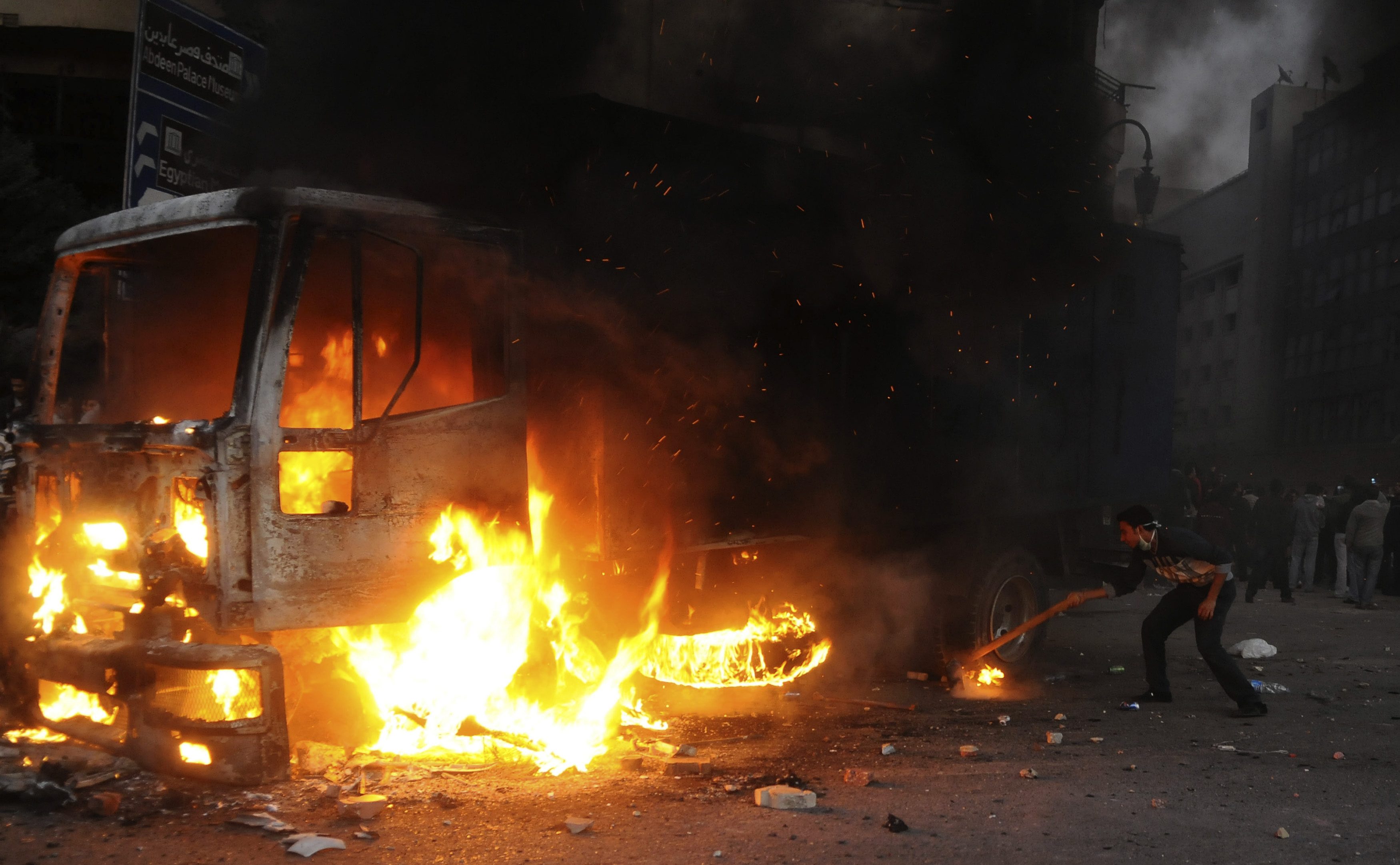 Άγριες συμπλοκές μεταξύ διαδηλωτών και αστυνομίας στο Κάιρο