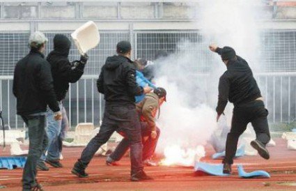 Πετροπόλεμος έξω από το Βαρδινογιάννειο Αθλητικό Κέντρο