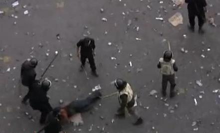 Σοκαριστικό βίντεο από τις οδομαχίες στην Αίγυπτο