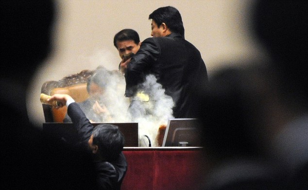 Δακρυγόνα μέσα στην αίθουσα του Κοινοβουλίου