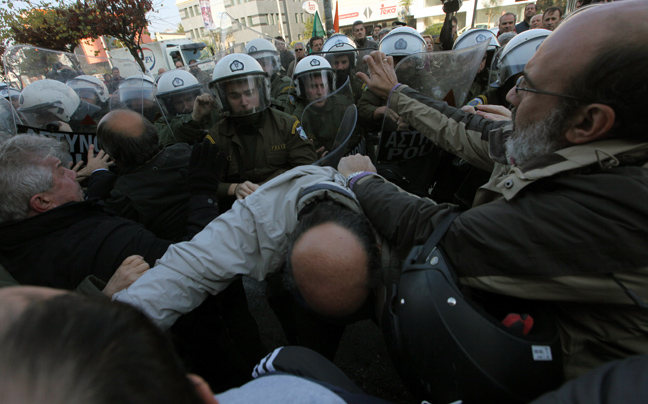 «Πυρά» ΑΔΕΔΥ για την εισβολή των ΜΑΤ