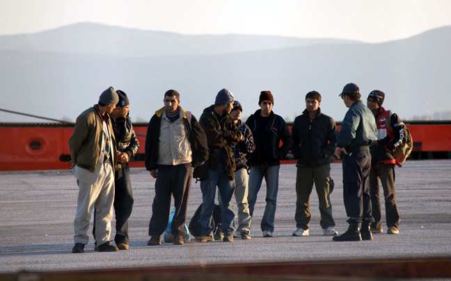 Συμμορίες μαυροντυμένων Ελλήνων επιτίθενται σε μετανάστες