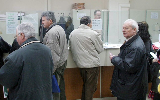 Αναβρασμός στο ΠΑΣΟΚ για το «ψαλίδι» στις επικουρικές