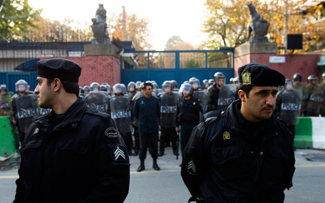 Η ιρανική αστυνομία έκλεισε την κεντρική πύλη της βρετανικής πρεσβείας