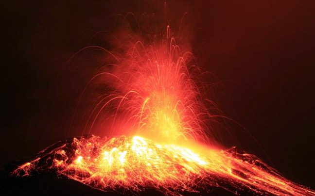 «Ξύπνησε» πάλι το ηφαίστειο Tungurahua