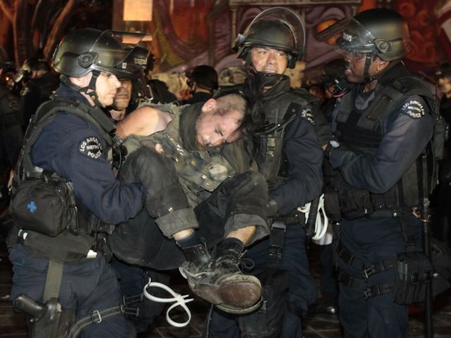 Αμερικανοί αστυνομικοί «τσάκισαν« τους Αγανακτισμένους