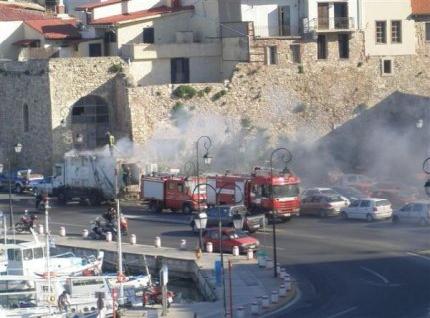 Απορριμματοφόρο έπιασε φωτιά εν κινήσει