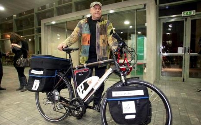 Έφτασε στην Αταλάντη ο «ποδηλάτης του κόσμου»