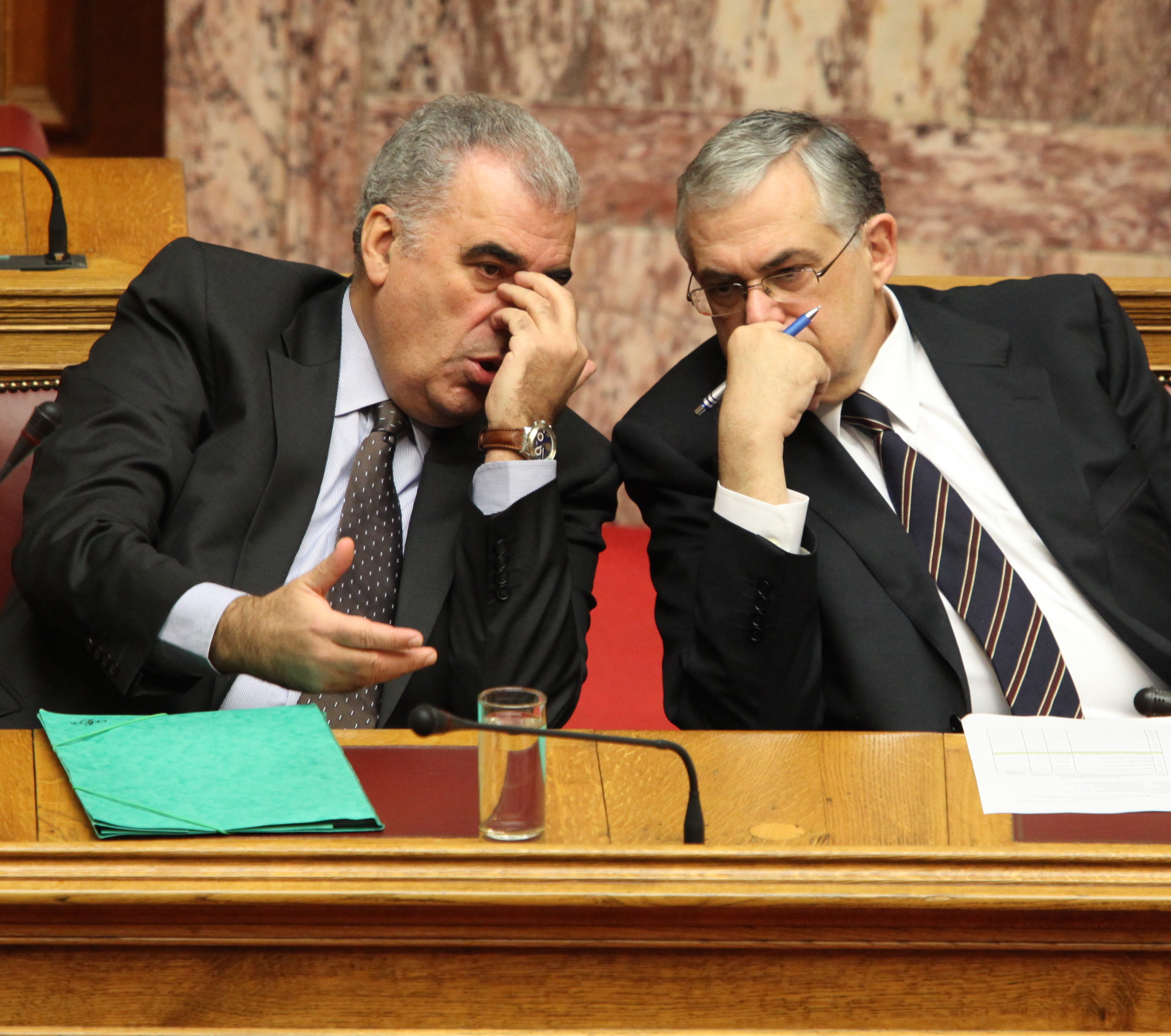Ασυνεννοησία και «καρφώματα» μεταξύ των υπουργών