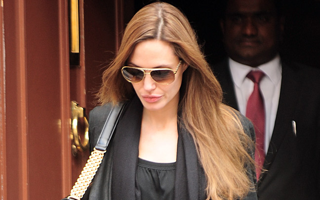 Δημοσιογράφος μήνυσε την Angelina Jolie