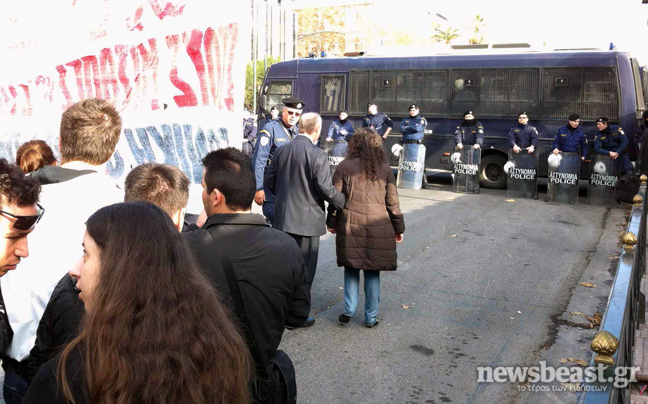Εικόνες ντροπής έξω από τη Βουλή&#8230;
