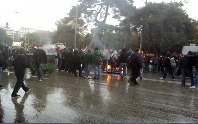 Πετροπόλεμος και φωτιές στην πορεία της Θεσσαλονίκης