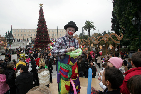 Τα παιδιά στολίζουν την πλατεία Συντάγματος