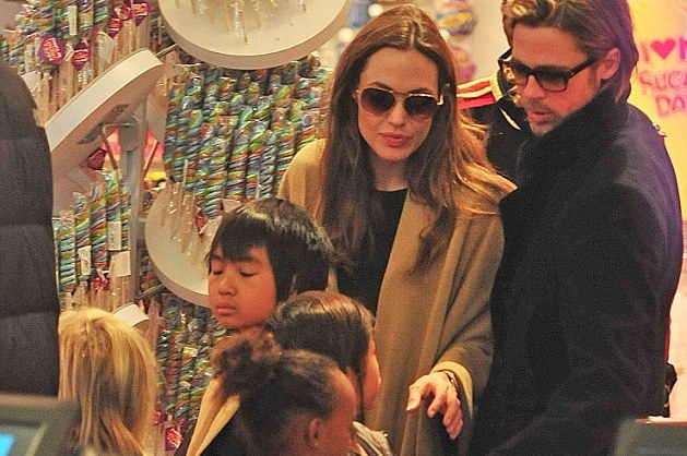 Εξόρμηση σε κατάστημα παιχνιδιών για την οικογένεια Pitt-Jolie