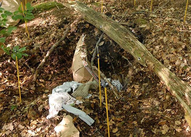 Την έθαψε ζωντανή και σώθηκε χάρη… στη βέρα της!