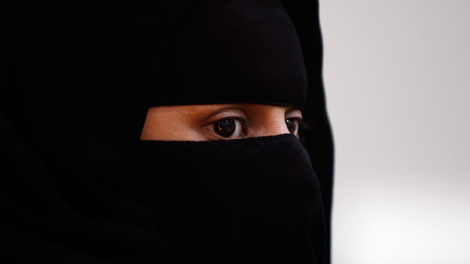 Απαγόρευσε σε αστυνομικούς να ελέγξουν τη σύζυγό του που φορούσε μπούρκα
