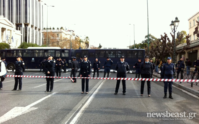 Η αστυνομία κλείνει το δρόμο στους συνταξιούχους