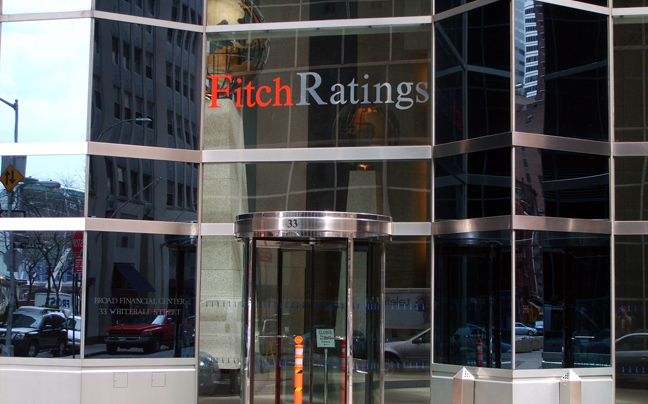 Ο Fitch αναβάθμισε τα κρατικά εγγυημένα ομόλογα δύο ελληνικών τραπεζών