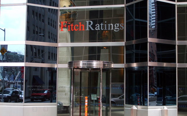 Fitch: Τα capital controls θα μπορούσαν να χαλαρώσουν από τα τέλη του 2016