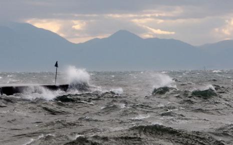 Κινδυνεύει να βυθιστεί το πλοίο που προσάραξε στην Πρέβεζα