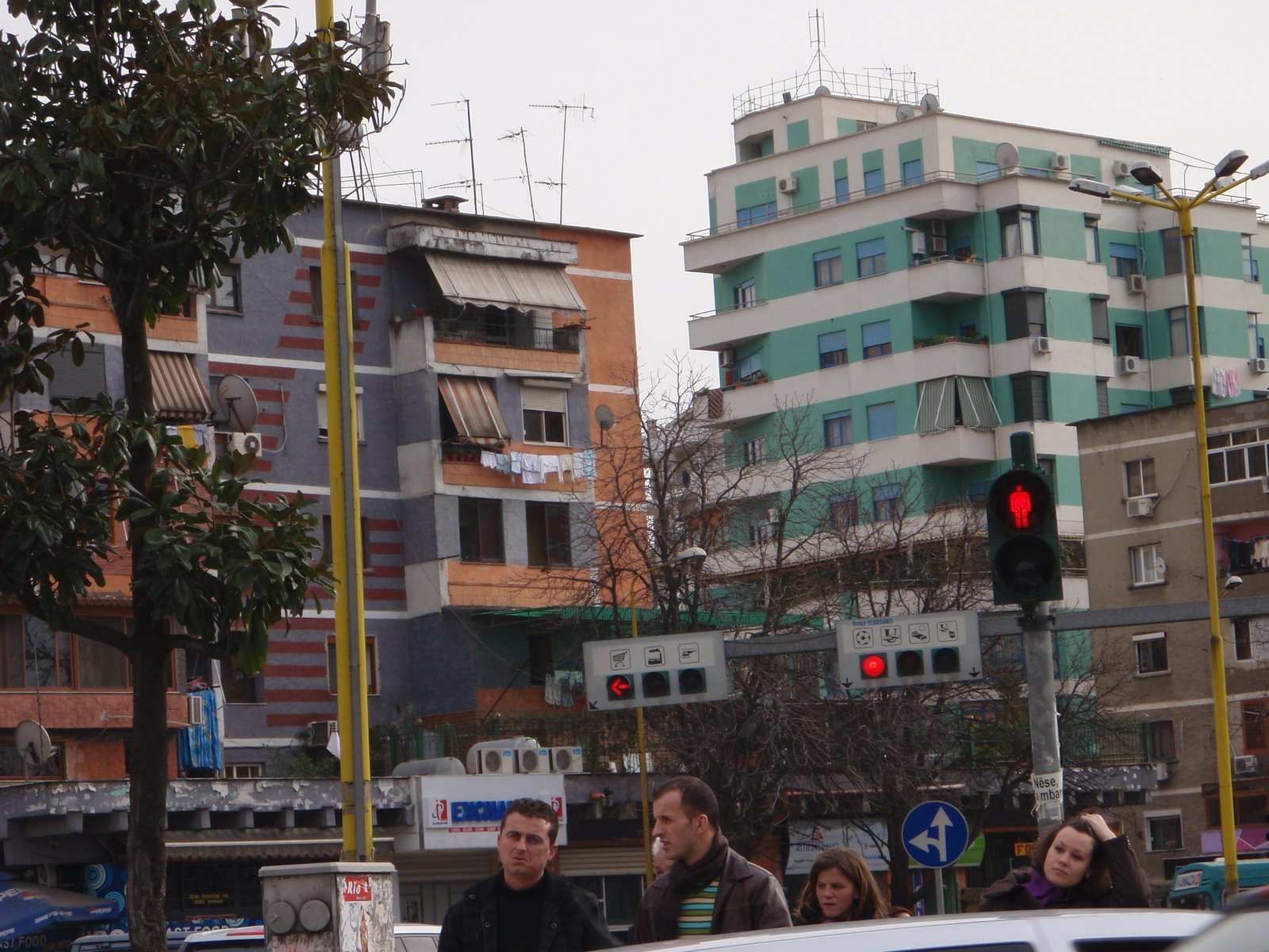 Eπιστρέφουν κατά κύματα στην Αλβανία