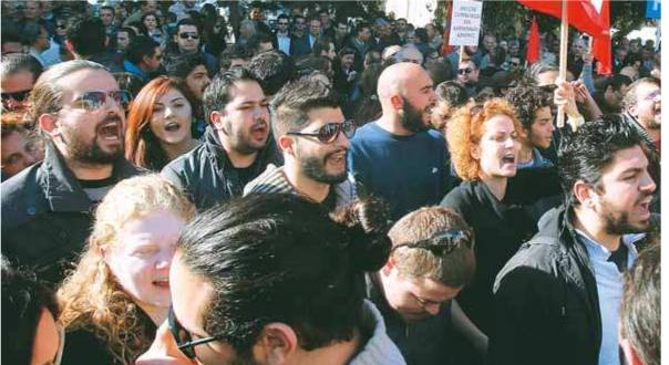 Φωνάζουν τα παιδιά να «πέσει» ο πατέρας!