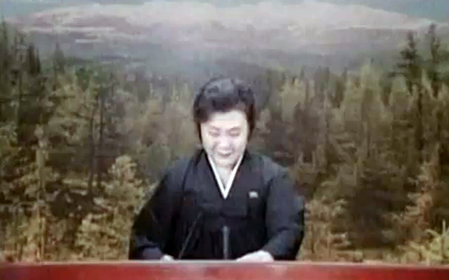 «Λυγίζει» ανακοινώνοντας το θάνατο του Κιμ Γιονγκ Ιλ