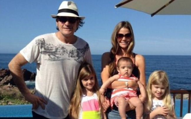 Οικογενειακές διακοπές για τον Charlie Sheen