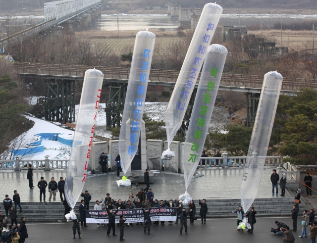 Μηνύματα σε μπαλόνια κατά του νέου ηγέτη της Β. Κορέας