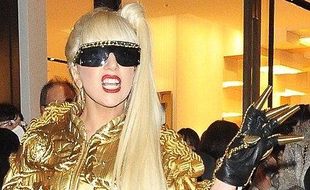 Η Lady Gaga και τα… χρυσά της δάχτυλα