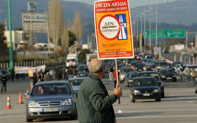 Διαμαρτυρία στον κόμβο Βαρυμπόμπης για τα διόδια