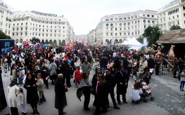 Φουστανελοφόροι και ανοιχτά καταστήματα στη Θεσσαλονίκη