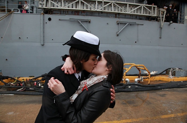 Το πρώτο λεσβιακό φιλί του πολεμικού ναυτικού των ΗΠΑ