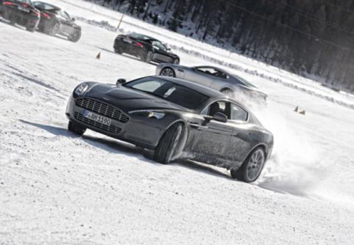 Οδηγήστε μια Aston Martin στον πάγο