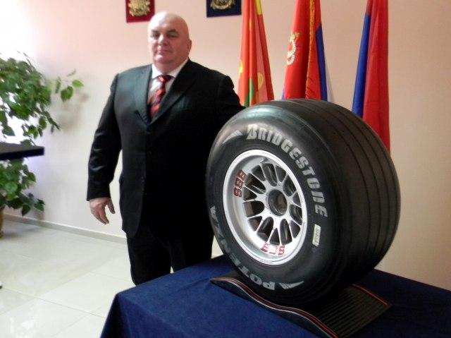 Δήμαρχος ποζάρει δίπλα σε ρόδα από Ferrari του Σουμάχερ