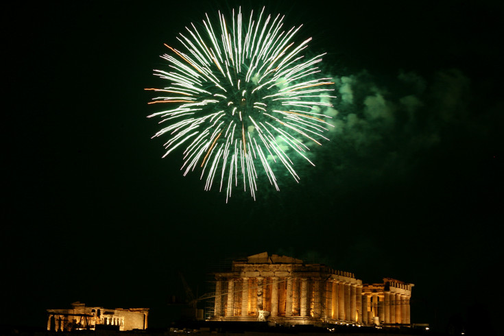 Με πυροτεχνήματα και μουσική η υποδοχή του 2012 στην Αθήνα