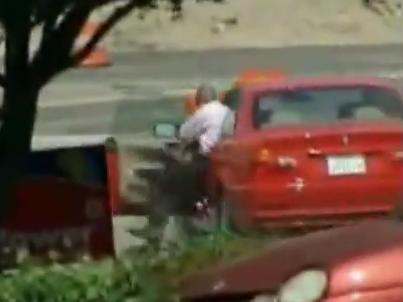 Ρίσκαρε τη ζωή του για το… αμάξι