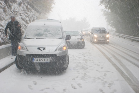 Συνεχίζεται η χιονόπτωση στη Βουλγαρία