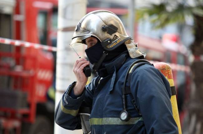 Επιχείρηση απεγκλωβισμού εργάτη στη λεωφόρο Μαραθώνος