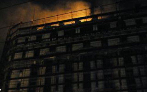 Καίγεται το ιστορικό ξενοδοχείο «Ακροπόλ Παλλάς»
