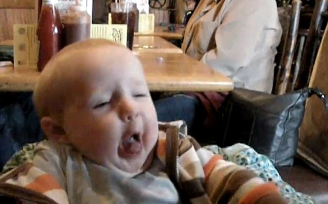 Ποια είναι η αντίδραση ενός μωρού που δοκιμάζει λεμόνι