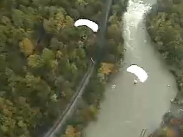 Bungee Jumping από… αλεξίπτωτο